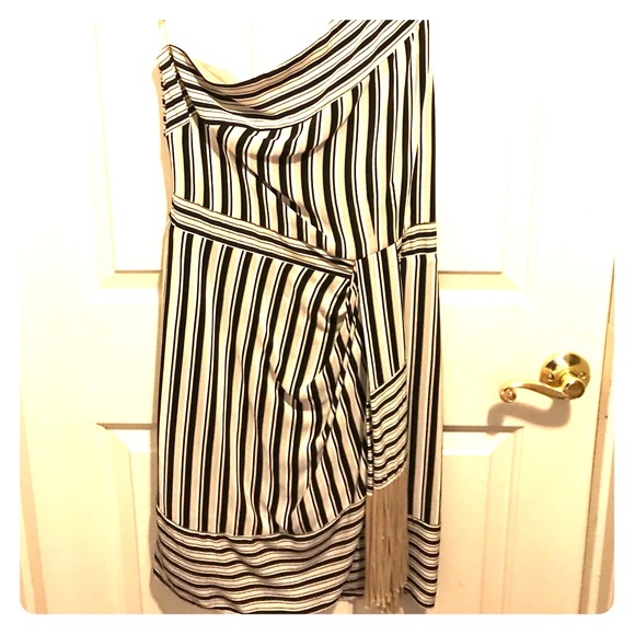 BCBG Dresses & Skirts - Size M Bcbc Vguc off the shoulder dress BCBG Dresses & Skirts - Size M Bcbc Vguc off the shoulder dress